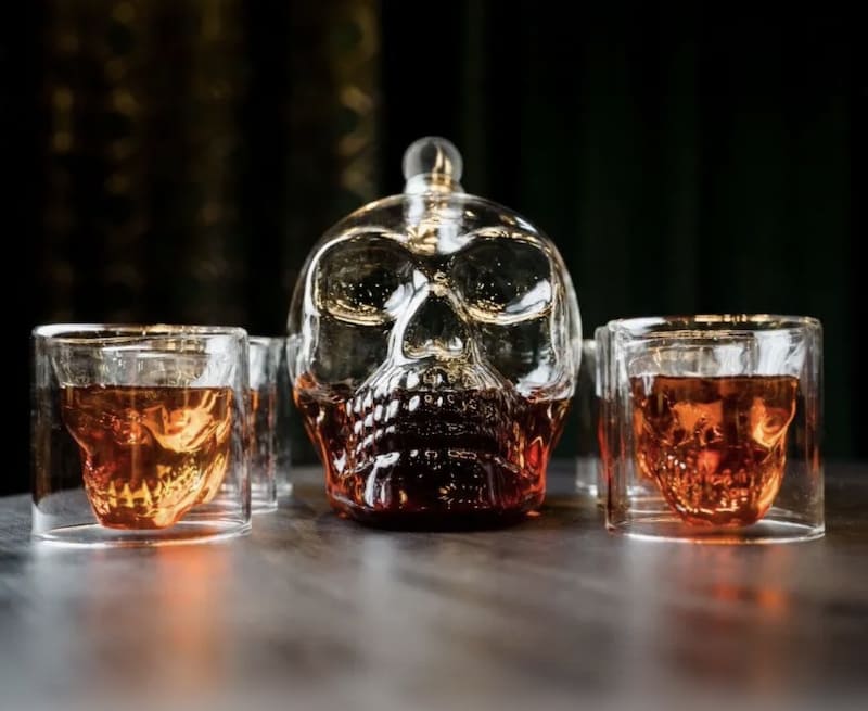 کھوپڑی کی شکل میں 3D شیشوں کے ساتھ Skull Whisky decanter